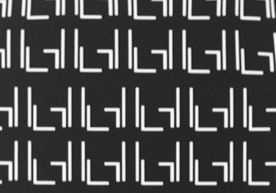 Zdjęcie metamateriału terahercowego bazującego na efekcie plazmonicznej przezroczystości wykonane z wykorzystaniem SEM